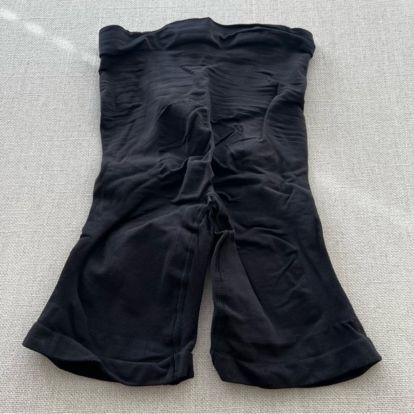 SKIMS Seamless Sculpt High Waist Short - Picture 8 of 9